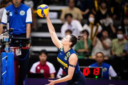 Rosamaria em ação durante partida contra a Bulgária pela Liga das Nações