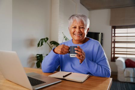 Mulher segurando caneca