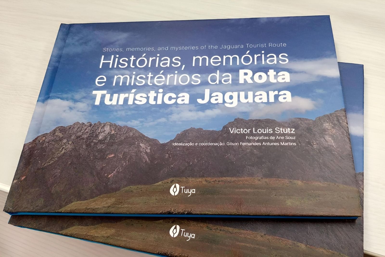 Biblioteca Pública de Itabirito recebe exemplares de livro sobre a Rota Turística Jaguara