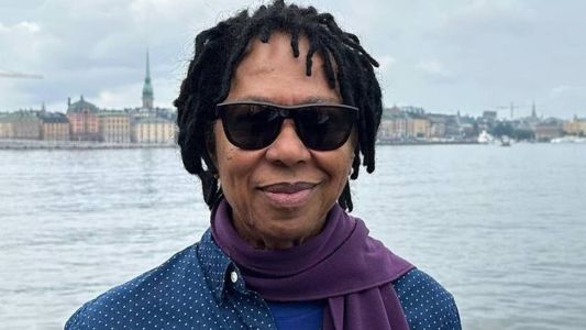 Djavan durante viagem à Europa para turnê "D"
