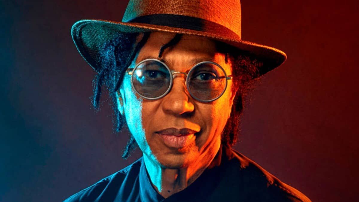 Djavan desfila coleção de sucessos da MPB com aval de público e crítica 