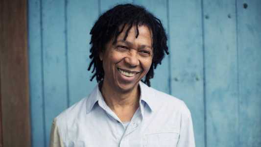 Djavan é um dos compositores que versaram sobre o outono, ao lado de Rosa Passos, Billy Blanco e Paulinho da Viola