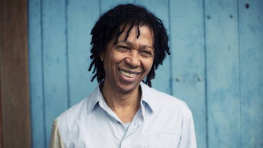 Djavan é um dos compositores que versaram sobre o outono, ao lado de Rosa Passos, Billy Blanco e Paulinho da Viola