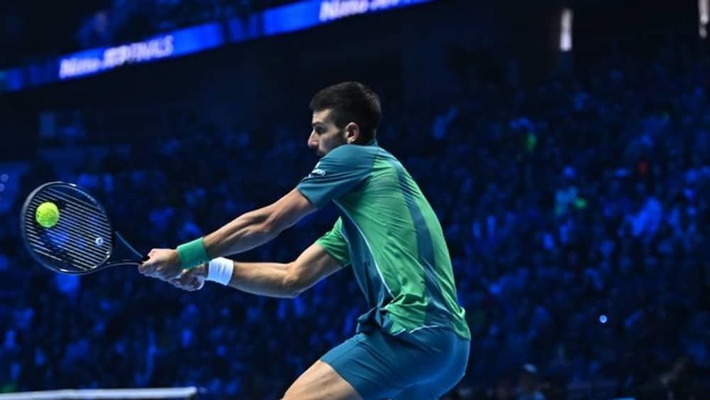 Djokovic vence, mas depende de triunfo de Sinner para avançar no ATP Finals