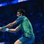 Djokovic vence, mas depende de triunfo de Sinner para avançar no ATP Finals