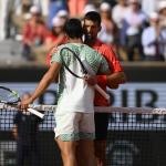 Alcaraz sente cãibras e Djokovic vence jogo mais aguardado de Roland Garros