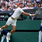 Djokovic e Jannik Sinner vencem e irão se enfrentar nas semis de Wimbledon