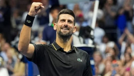 Novak Djokovic em partida pelo US Open neste domingo (31)