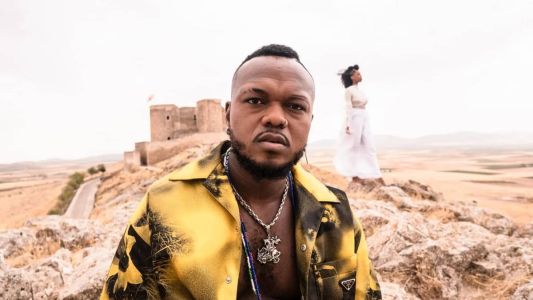 Djonga em foto promocional do álbum O Dono do Lugar