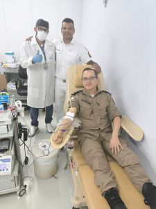 Imagem mostra policial militar doando sangue no Hemocentro Regional de Montes Claros