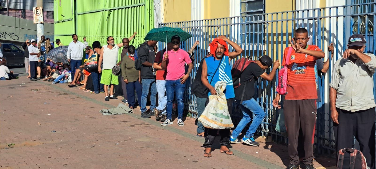 Sem comer peixe há 3 anos, catadora de BH fica um dia em fila para ganhar Chicharro