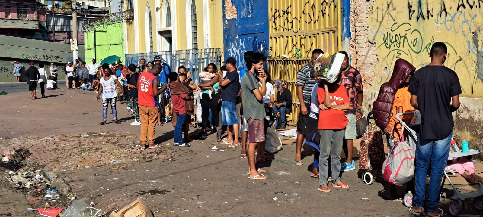 Doação de peixe no bairro Bonfim: idosa passa quase 24 horas na fila