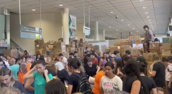 Foto mostra saguão do Aeroporto da Pampulha lotado de doações