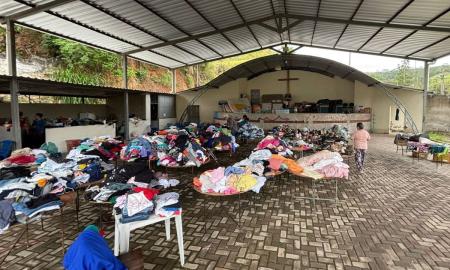 Doações recebidas na Paróquia NS Aparecida no Linhares Foto Joubertt Telles Itatiaia.jpg