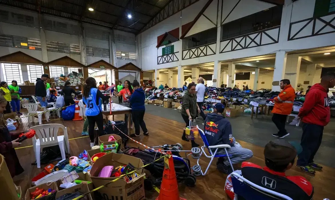 Colchões, roupa de cama e comida: veja o que doar para vítimas da chuva no Sul