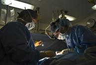 CRM investiga médico após implantar prótese no joelho errado
