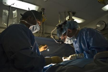CRM do Paraná investiga médico após implantar prótese no joelho errado