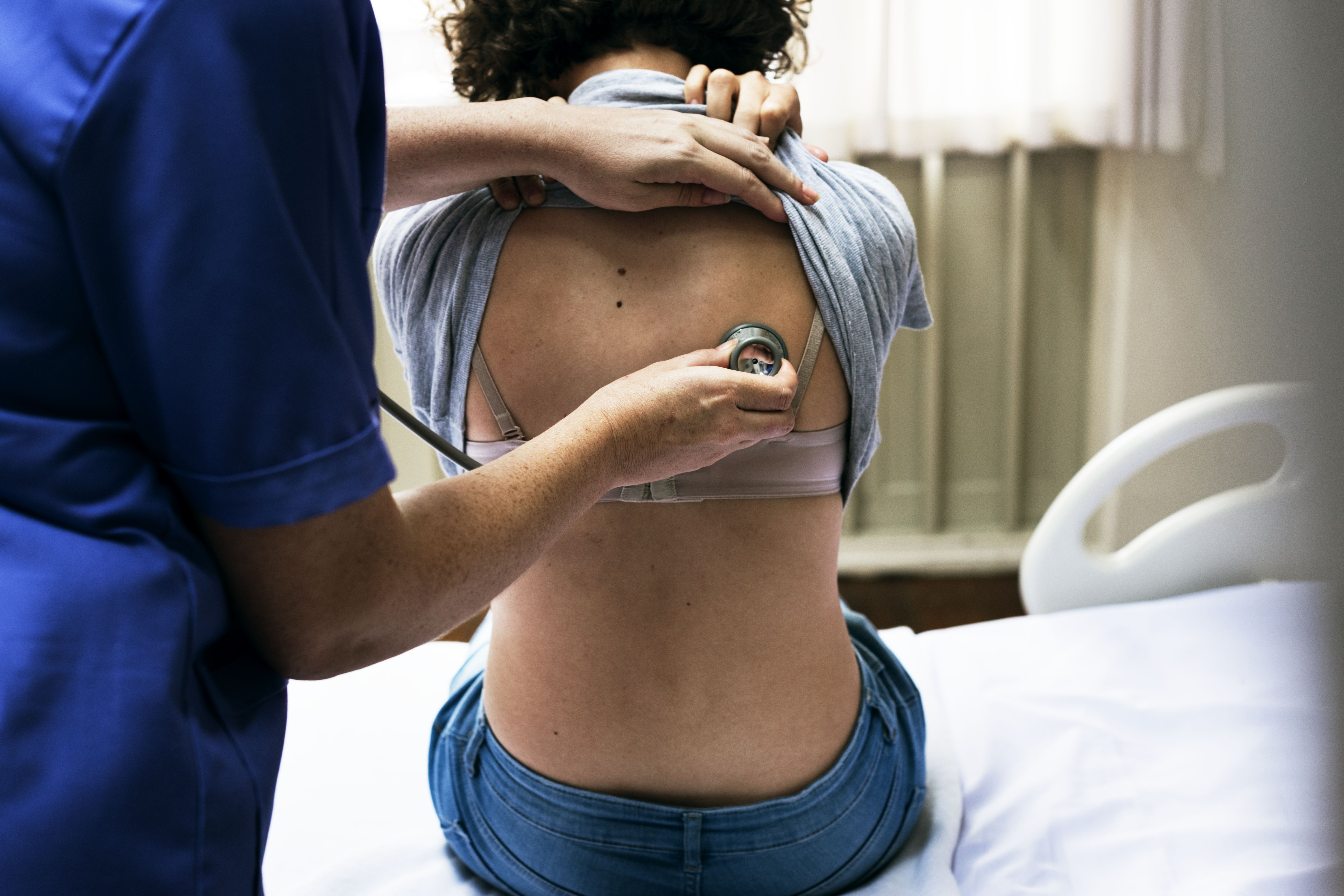 'Conviver com o incurável': saiba o que é esclerose múltipla e porque é importante ser atento aos sinais dela