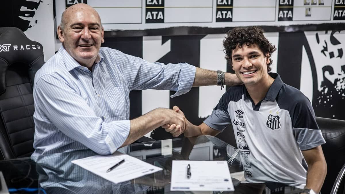 Santos anuncia contratação do lateral-esquerdo Dodô