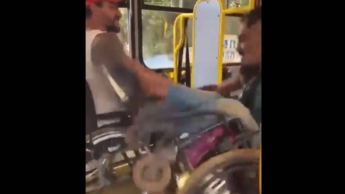 Cadeirantes brigam entre si e um cai da cadeira de rodas em ônibus; veja o vídeo