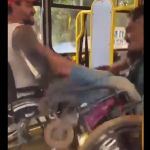 Cadeirantes brigam entre si e um cai da cadeira de rodas em ônibus; veja o vídeo