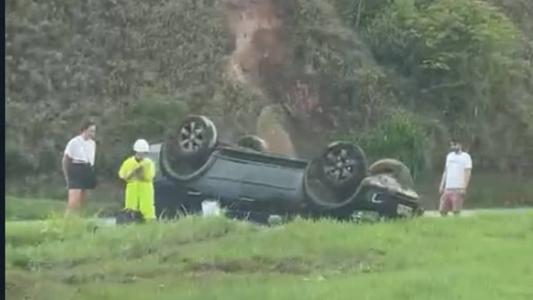 Dois carros capotaram na BR-040