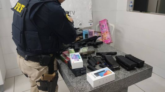 Dois carros foram parados durante a fiscalização; um deles estava com três homens e o segundo apenas com o motorista