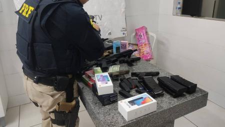 Dois carros foram parados durante a fiscalização; um deles estava com três homens e o segundo apenas com o motorista