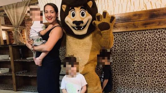 Dois garotos mais velhos agrediram o garoto com socos nas costas e no abdômen
