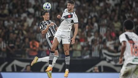 Dois gols sofridos pelo Atlético contra o Vasco nasceram de cruzamento na área