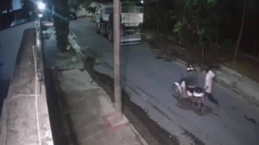 Dois homens aparecem nas imagens registradas por câmeras de segurança