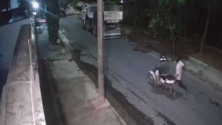 Dois homens aparecem nas imagens registradas por câmeras de segurança