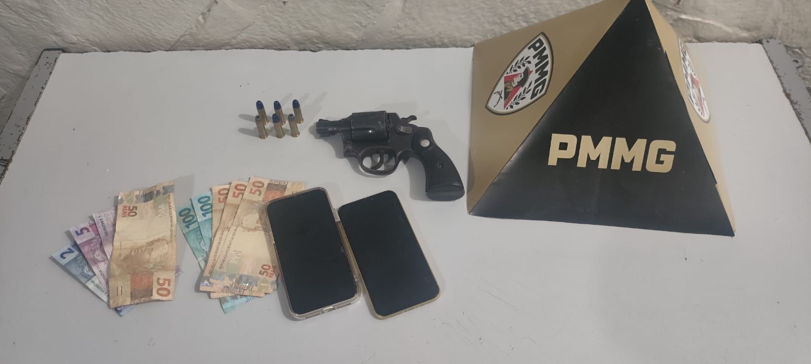 Dois jovens são presos durante operação da Polícia Militar no bairro Veneza Parque, em Montes Claros