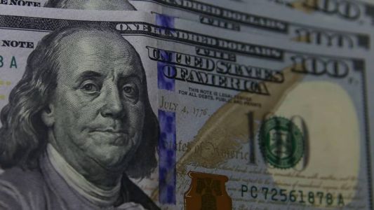 Nesta terça-feira (25), o dólar operava perto da estabilidade frente o real, com alta de 0,12%, cotado a R$ 4,73, o menor patamar em 15 meses
