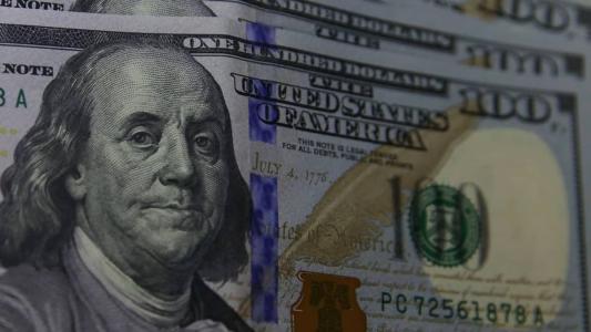 Nesta terça-feira (25), o dólar operava perto da estabilidade frente o real, com alta de 0,12%, cotado a R$ 4,73, o menor patamar em 15 meses