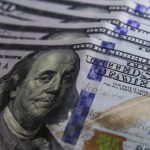 Dólar abre em alta e ultrapassa R$ 6,10 nesta terça-feira (17)