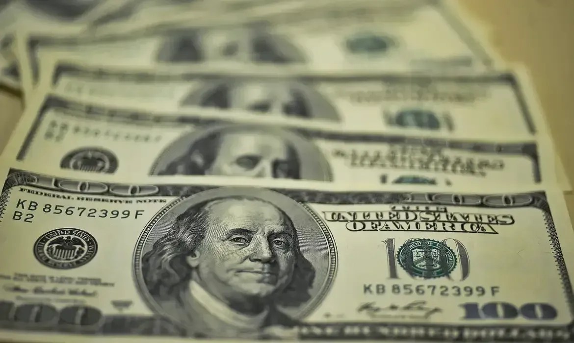 Dólar em alta, Bovespa em queda