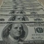 Dólar cai para R$ 4,72 após Fitch elevar nota de crédito do Brasil