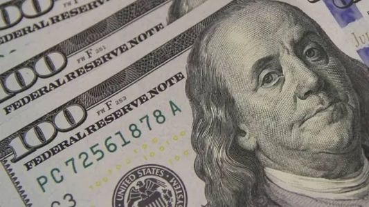 Os dólares "financeiros" tiveram um forte aumento nos últimos dias, atingindo 900 pesos (R$ 13,29), em comparação com os 391 (R$ 5,77) da cotação "oficial"