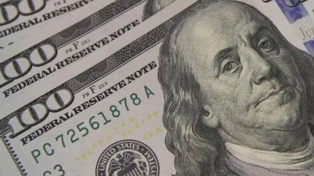 Os dólares "financeiros" tiveram um forte aumento nos últimos dias, atingindo 900 pesos (R$ 13,29), em comparação com os 391 (R$ 5,77) da cotação "oficial"
