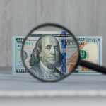 Dólar oscila pouco de olho no cénário da China, Brasil, Reino Unido e tarifas dos EUA