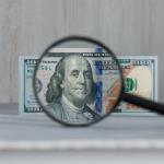 Dólar oscila pouco de olho no cénário da China, Brasil, Reino Unido e tarifas dos EUA