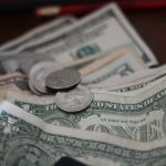 Dólar chega a R$ 6,20 com pacote de gastos no radar, enquanto bolsa cai