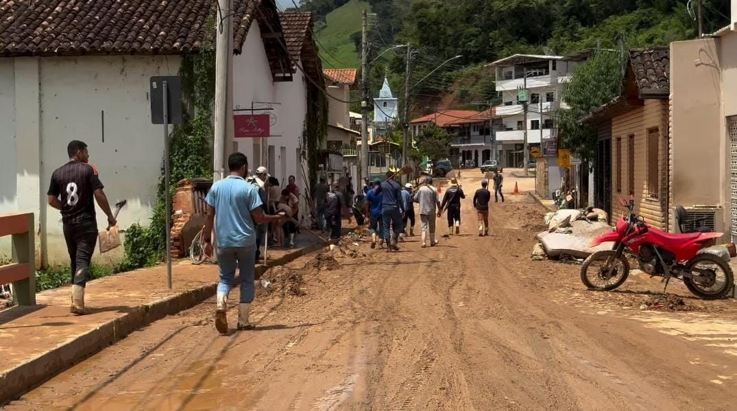 Enchente em Dom Silvério (MG) deixa 400 desalojados e metade de população sem água ou luz