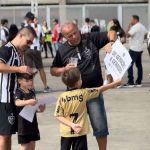 Torcedores do Atlético comemoram Dia dos Pais em domingo de Brasileirão