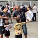 Torcedores do Atlético comemoram Dia dos Pais em domingo de Brasileirão