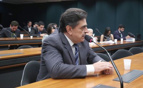 O deputado federal Domingos Sávio discursa na Câmara, em Brasília (DF)