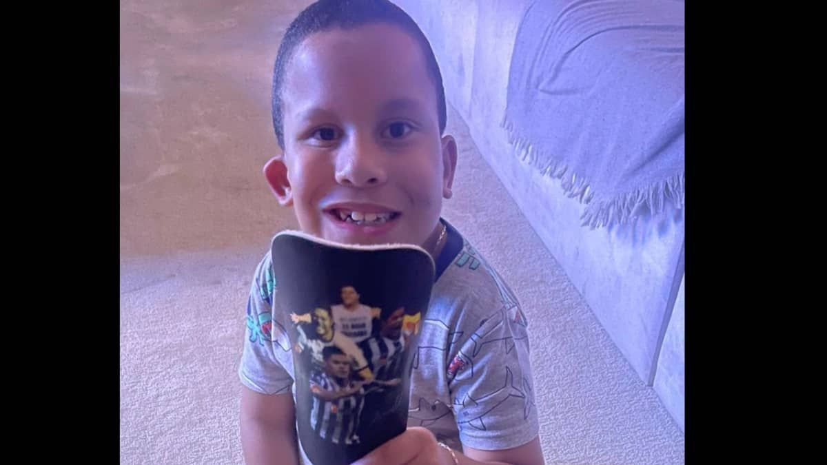 Hulk presenteia filho de ex-Atlético com par de caneleiras