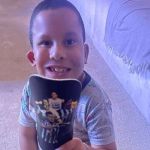 Hulk presenteia filho de ex-Atlético com par de caneleiras