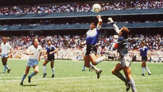 Don Diego Maradona entrou para a história do futebol ao marcar gol antagônico com a mão